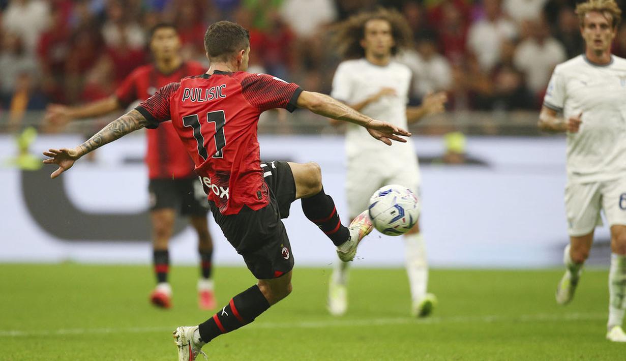 Pemain AC Milan, Christian Pulisic, mencetak gol ke gawang Lazio pada giornata ketujuh Serie A 2023/2024 di Stadion San Siro, Mingggu (1/10/2023). AC Milan menang dengan skor 2-0. (Spada/LaPresse via AP)