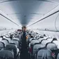 Ilustrasi suasana kabin pesawat yang penuh penumpang. (dok. Pexels/Dinny Mutiah)