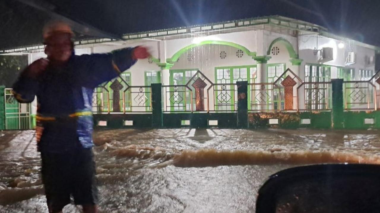 Hujan Deras 5 Jam, Kabupaten Barru Sulawesi Selatan Lumpuh Akibat Banjir