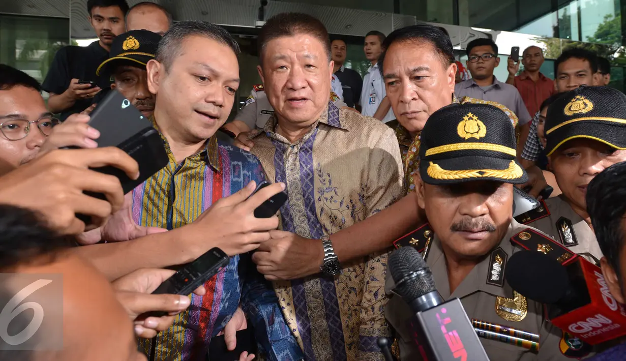 Chairman Agung Sedayu Group Sugianto Kusuma alias Aguan usai diperiksa KPK, Jakarta, Selasa (19/4). Aguan diperiksa sebagai saksi dengan tersangka Ketua Komisi D DPRD DKI Jakarta Mohamad Sanusi. (Liputan6.com/Helmi Afandi)