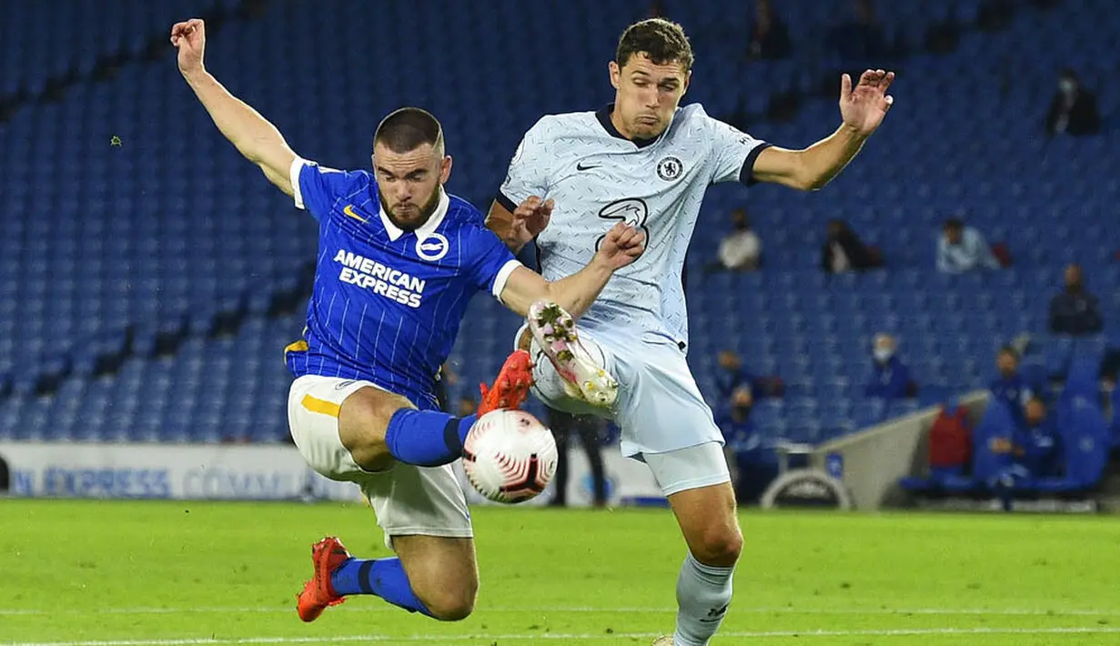 Pemain Chelsea, Andreas Chistensen, berebut bola dengan pemain Brighton and Hove Albion, Aaron Connolly, pada laga Premier League di Stadion Amex, Selasa (15/9/2020). The Blues menang dengan skor 3-1. (Glynn Kirk/Pool via AP)