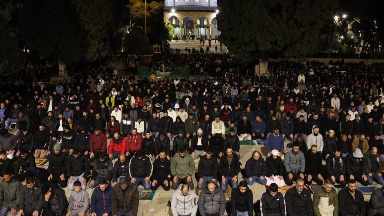 Puluhan ribu warga Palestina terpantau memadati kompleks Masjid Al-Aqsa, Kota Tua Yerusalem, untuk melaksnakan salat tarawih pada malam pertama bulan suci Ramadan, Minggu (10/3/2024). Mereka tetap menyesaki salah satu tempat suci paling utama bagi umat Is