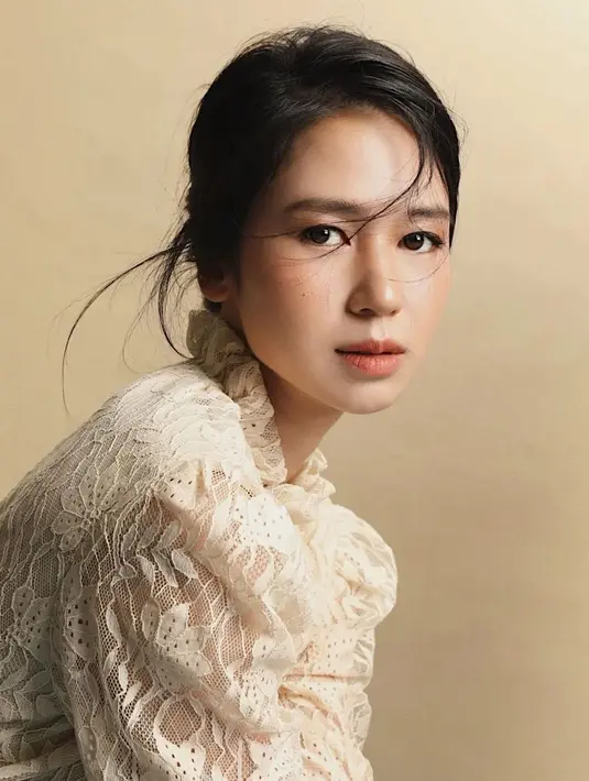 Mengimbangi kulitnya yang berona light, untuk menambah kesan segar pada tampilan maka pilihan lipstik bernuansa coral jadi penyegar yang sempurna. Hasil akhir matte pada bibir juga menciptakan look tersendiri kala berdampingan dengan are mata yang terdefinisi dengan bingkaian eyeliner. (Foto: Laura Basuki/ Instagram).