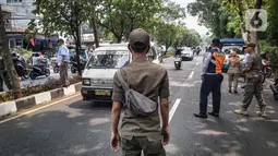 Petugas gabungan Satpol PP, TNI, Polri melakukan razia masker di kawasan Karang Tengah Raya, Lebak Bulus, Jakarta, Senin (14/9/2020). Penertiban terkait pelaksanaan PSBB Jakarta kembali dan memutus rantai penyebaran COVID 19. (Liputan6.com/Faizal Fanani)