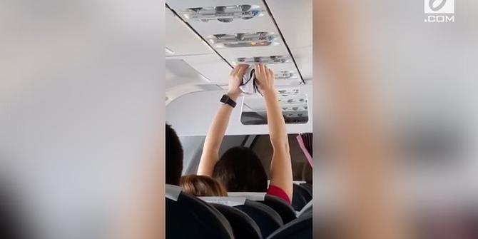 VIDEO: Penumpang Keringkan Pakaian Dalam di Pesawat
