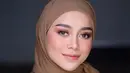 <p>Lesti Kejora tampil memesona dengan nuansa makeup yang natural. Warna cokelat yang hangat membaur sempurna di atas tone kulitnya. Foto: Instagram.</p>