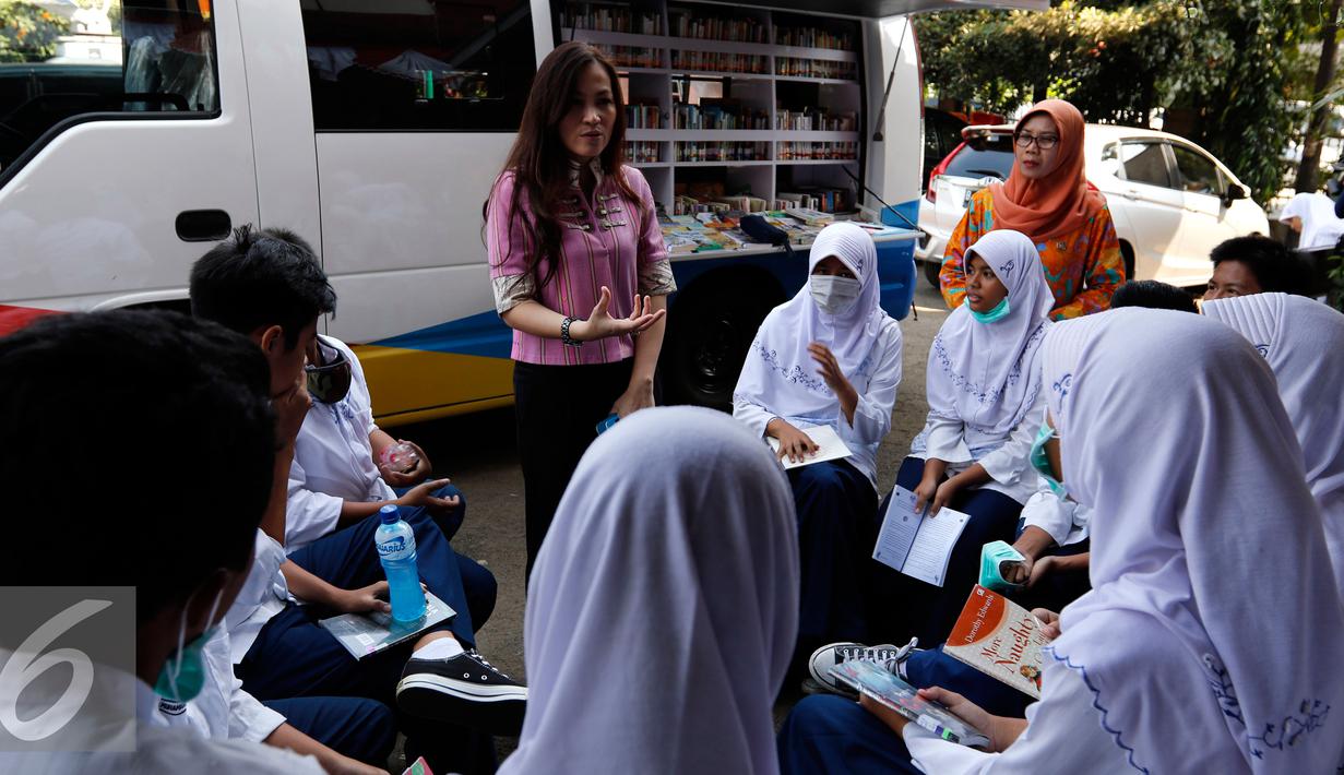 Sekjen Komisi Perlindungan Anak (KPAI) Erlinda menghibur siswa SMPN 49 Jakarta, Jumat (4/9/2015). Sebelumnya sekolah SMPN 49 mengalami kebakaran dan menyebakan ruangkan perpustakaan ludes terbakar. (Liputan6.com/Yoppy Renato)