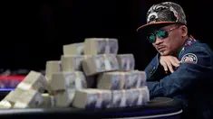 Qui Nguyen asal Amerika saat bertanding dengan Gordon Vayo dari San Francisco di final Kompetisi Poker Dunia di Las Vegas, AS (2/11). Kompetisi Poker Dunia ini berhadiah sebesar 8 juta dollar. (AP/John Locher)