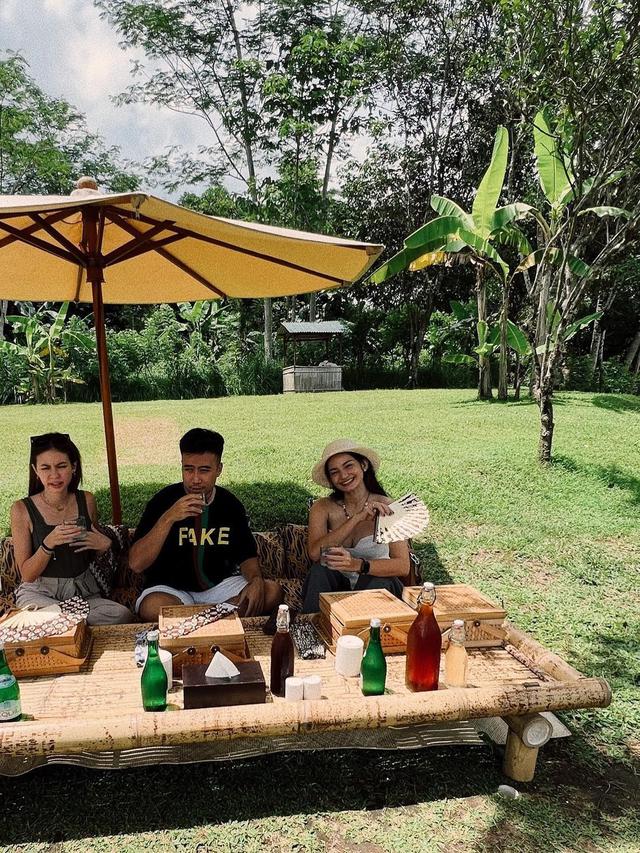 Liburan Bareng Vidi dan Yuki Kato, Ini 7 Potret Enzy Storia di Borobudur
