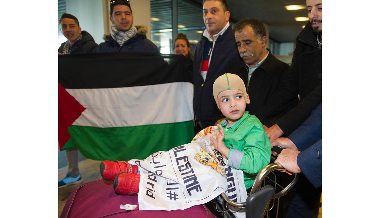 Ahmed Dawabsha akan bertemu dengan sang Idola Cristiano Ronaldo  saat tiba di Bandara Adolfo Suarez, Madrid, Rabu (16/3/2016). (AFP/Curto De La Torre)