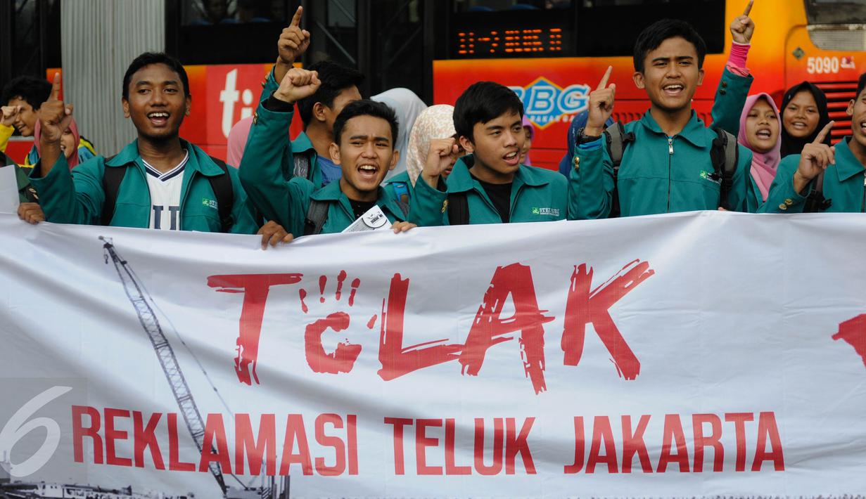 BEM Seluruh Indonesia membawa spanduk saat menggelar aksi penolakan reklamasi Teluk Jakarta di Car Free Day (CFD), Bundaran HI, Minggu (11/9). Mereka menolak reklamasi Pulau G di Pantai Utara Jakarta untuk dilanjutkan. (Liputan6.com/Faizal Fanani)
