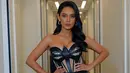 Erika Carlina tampil mirip Wonder Women dengan bustier mini dress berwarna hitam. Dipadukan dengan high tight boots dari kulit yang memperkuat kesan powerful.  (instagram/eri.carl)