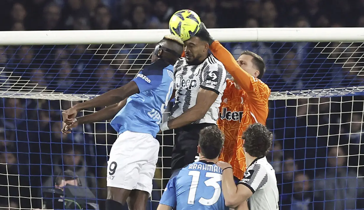Pemain Juventus, Bremer, duel udara dengan pemain Napoli, Victor Osimhen, pada laga Liga Italia di Stadion  Diego Armando Maradona, Naples, (13/1/2023). Akibat sanksi tersebut, Alhasil Juventus yang awalnya mengumpulkan 37 poin, sekarang hanya memiliki 22 poin. (Alessandro Garofalo/LaPresse via AP)