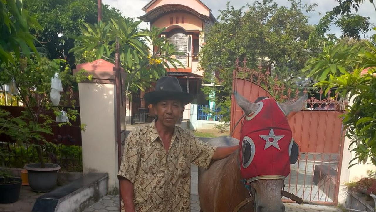 Atim warga Kelurahan Boyolangu, Banyuwangi, menunjukan kuda barunya. (Istimewa).