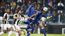 Pemain Lyon, Corentin Tolisso (kanan) mencetak gol lewat sundulan ke gawang Juventus pada laga grup H Liga Champions di Juventus stadium, Turin, (2/11/2016). (AFP/Marco Bertorello)