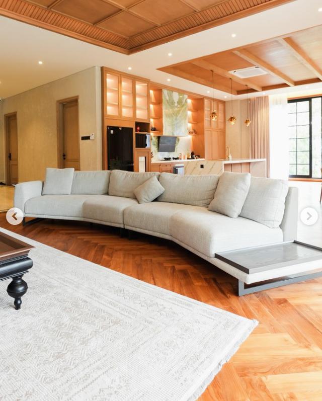 Sentuhan Kayu di Seluruh Ruangan Vila