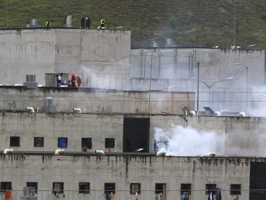 Gas air mata ditembakkan oleh petugas saat kerusuhan di penjara Turi di Cuenca, Ekuador (23/2/2021). 62 narapidana tewas dan beberapa lainnya cedera dalam kerusuhan yang terjadi di penjara di tiga kota di Ekuador tersebut. (AP Photo/Marcelo Suquilanda)