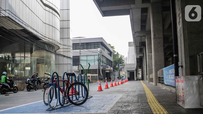 Suasana parkir sepeda di kawasan stasiun MRT Cipete Raya, Jakarta, Senin (14/10/2019). Fasilitas parkiran sepeda akan ditargetkan penyediaan lokasi parkir sepeda ini akan dilakukan sebelum akhir 2019. (Liputan6.com/Faizal Fanani)