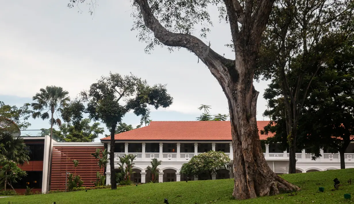 Hotel Capella terlihat dari ruang terbuka hijau di Pulau Sentosa, Singapura, Selasa (5/6). Menurut juru bicara Gedung Putih, Donald Trump dengan Kim Jong-un akan bertemu untuk pertama kali di hotel itu pada 12 Juni mendatang. (AP/Yong Teck Lim)