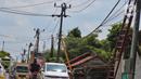 Petugas melakukan perawatan kabel listrik di kawasan Kosambi, Tangerang, Senin (9/1/2023). Pelaksana Tugas Direktur Jenderal Ketenagalistrikan Kementerian ESDM Dadan Kusdiana mengatakan alasan pemerintah tidak menaikkan tarif listrik non subsidi adalah demi mempertahankan daya beli masyarakat dan kondisi ekonomi yang belum stabil. (Liputan6.com/Angga Yuniar)