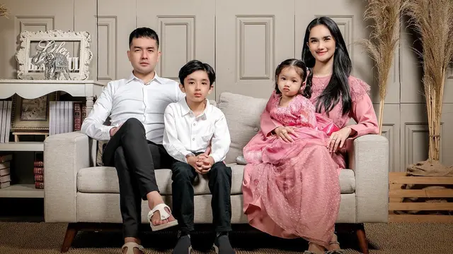 7 Pemotretan Keluarga Faby Marcelia Bersama Buah Hati yang Selalu Tampil Keren