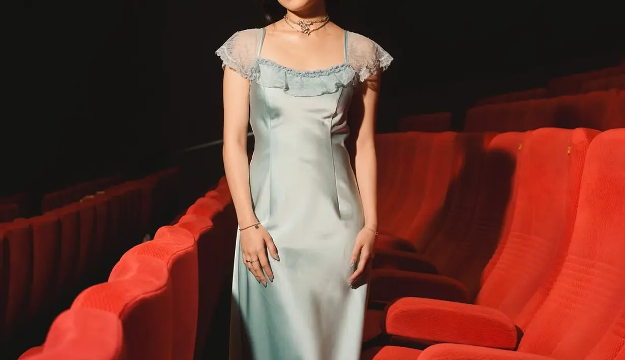 Jasmine Nadya tampil anggun effortless dengan gaun satin hijau mint yang flowy. Gaun ini memiliki detail ruffle di bagian neckline dan bahu yang menambah kesan feminin. Sentuhan kalung layering bikin tampilannya terlihat edgy [@jasminendya]