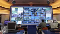 Aktivitas Pusat Koordinasi Monitoring Angkutan Lebaran 2015 di Kemenhub, Jakarta, Kamis (16/7/2015). Ruang kontrol ini mengamati jalan utama, bandara, stasiun kereta api dan pelabuhan laut yang digunakan para pemudik. (Liputan6.com/Helmi Afandi)