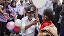 Menteri Perhubungan, Budi Karya Sumadi memberikan balon kepada peserta mudik gratis sepeda motor di Pelabuhan Tanjung Priok, Jakarta, Rabu (20/6). Ada 699 sepeda motor dan 1.650 penumpang yang kembali ke Jakarta dari Semarang. (Liputan6.com/Faizal Fanani)