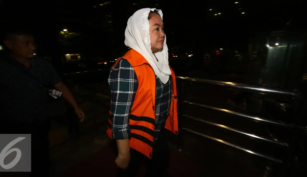 Sri Hartini saat tiba di gedung KPK untuk menjalani pemeriksaan, Jakarta, Rabu (25/1). Anak Sri Hartini, Andy diperiksa sebagai saksi untuk ibunya yang telah dijadikan sebagai tersangka kasus suap jual beli jabatan. (Liputan6.com/Helmi Affandi)
