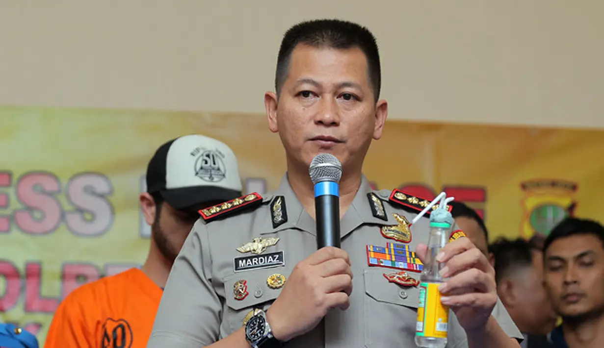Kapolres Metro Jakarta Selatan, Kombes Pol  Mardiaz  Kusin Dwihananto menunjukkan salah satu barang bukti berupa bong yang ditemukan petugas di lantai satu rumah Fachri. (Deki Prayoga/Bintang.com)
