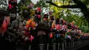 Patung-patung Jizo terlihat di Kuil Zojoji, Tokyo pada 22 Juni 2020. Jizo adalah pelindung dari anak-anak yang belum sempat lahir atau meninggal dalam kandungan dan saat masih bayi. (Photo by Philip FONG / AFP)