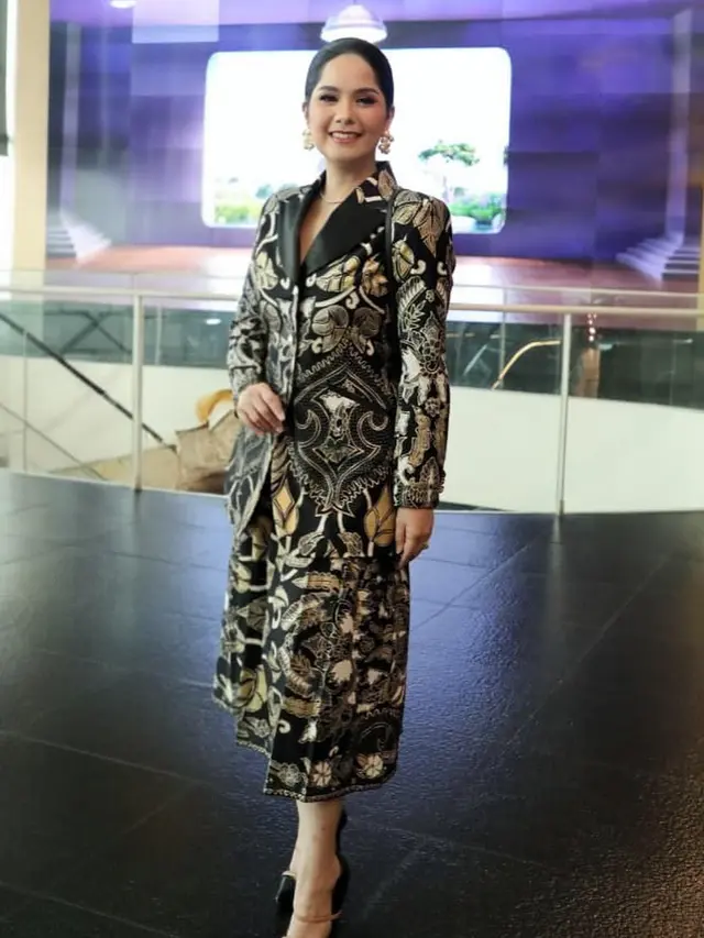 Annisa Yudhoyono Kenakan Batik Motif Flora