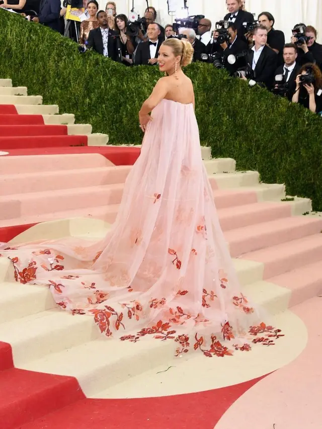 Momen Unik Blake Lively Tampil dengan Busana Menyamai Warna Karpet Merah Met Gala selama 4 Tahun Berturut-turut
