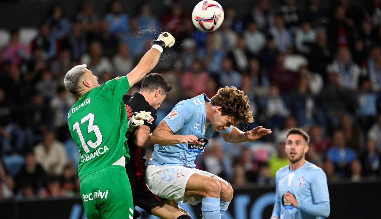 Bermain tandang pada laga pekan ke-14 La Liga 2024/2025, Barcelona ditahan imbang Celta Vigo dengan skor 2-2. (MIGUEL RIOPA/AFP