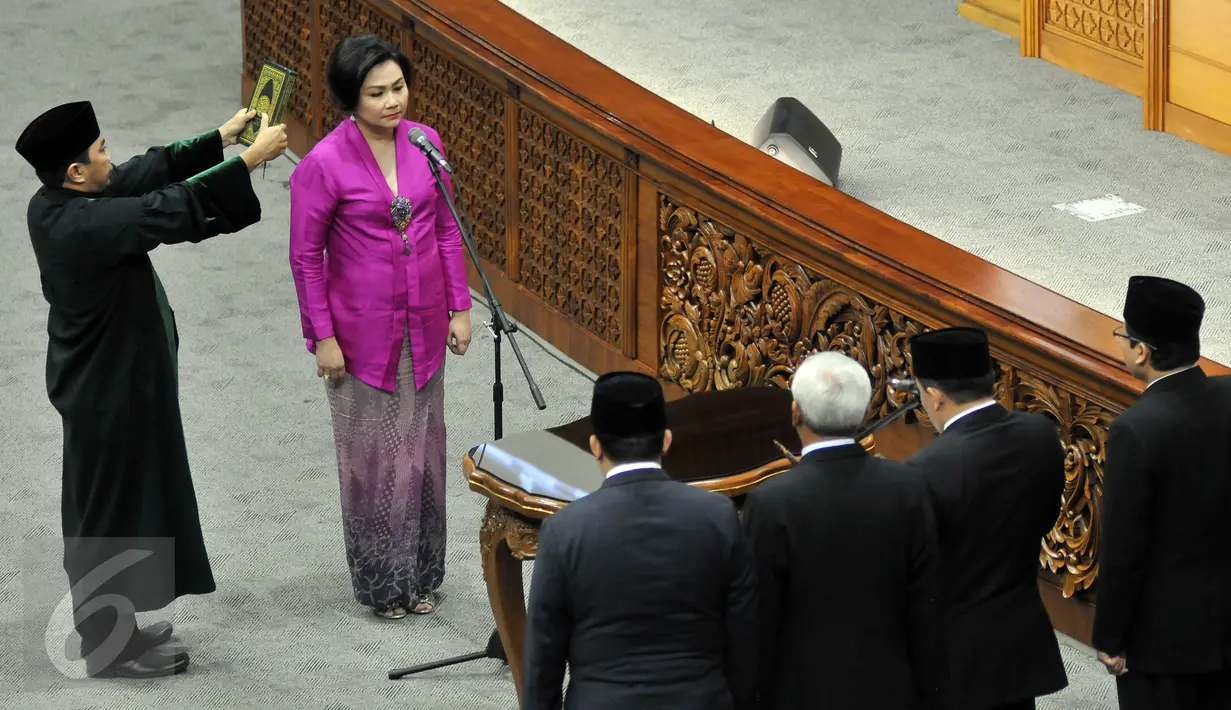 Alfia Reziani saat dilantik Pengganti Antar Waktu, Puan Maharani dalam Rapat Paripurna ke 22 Masa Sidang III Tahun 2015-2016 di Gedung DPR, Jakarta, Kamis (17/3/2016). Alfia menggantikan Puan yang menjadi Menko PMK. (Liputan6.com/Johan Tallo)