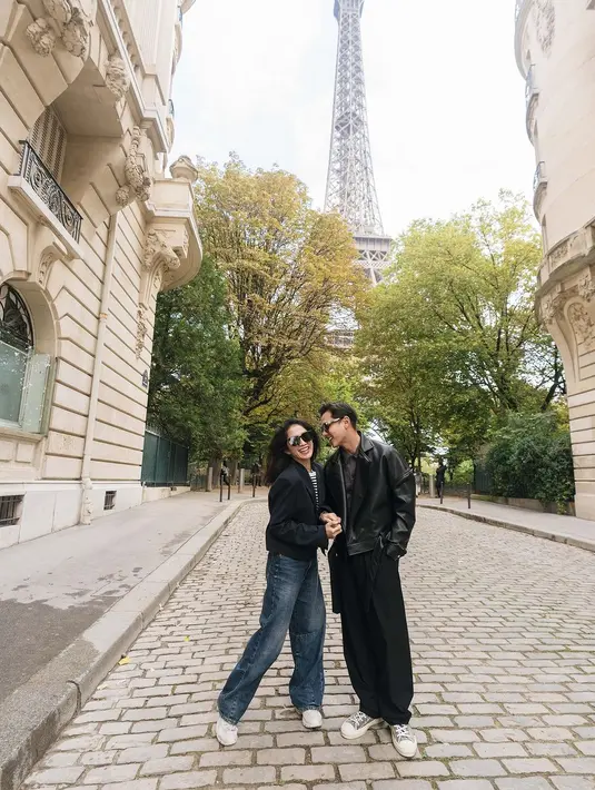 Terbaru, pasangan ini terlihat mesra bak pasangan ABG dengan gaya skena saat liburan di Paris. [ussypratama]