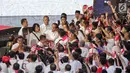 Presiden RI terpilih 2019-2014, Joko Widodo menyapa pendukunya usai menyampaikan pidato Visi Indonesia di SICC, Sentul, Kab Bogor, Jawa Barat, Minggu (14/7/2019). Acara dihadiri sejumlah menteri kabinet kerja serta Wakil Presiden terpilih 2019-2024, KH Ma’ruf Amin. (Liputan6.com/Helmi Fithriansyah)