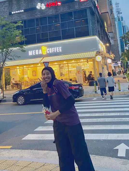 Enggak hanya latihan dan bermain voli saja di Korea Selatan, Megawati Hangestri kerap membagikan potretnya saat menikmati momen santai di daearah Daejeon, Korea Selatan. Banyak dari potretnya ini tengah menikmati jalan-jalan sambil mampir ke coffe shop. (Liputan6.com/IG/megawatihangestrip)