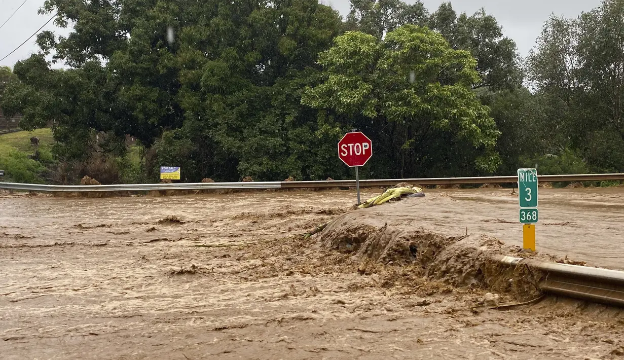 Banjir melanda Hana Highway dekat West Kuiaha Road di Haiku, Maui, Hawaii (8/3/2021). Bendungan dikabarkan meluap di Pulau Maui. Ini mendorong evakuasi dua county di negara bagian itu. (Kehaulani Cerizo/The Maui News via AP)