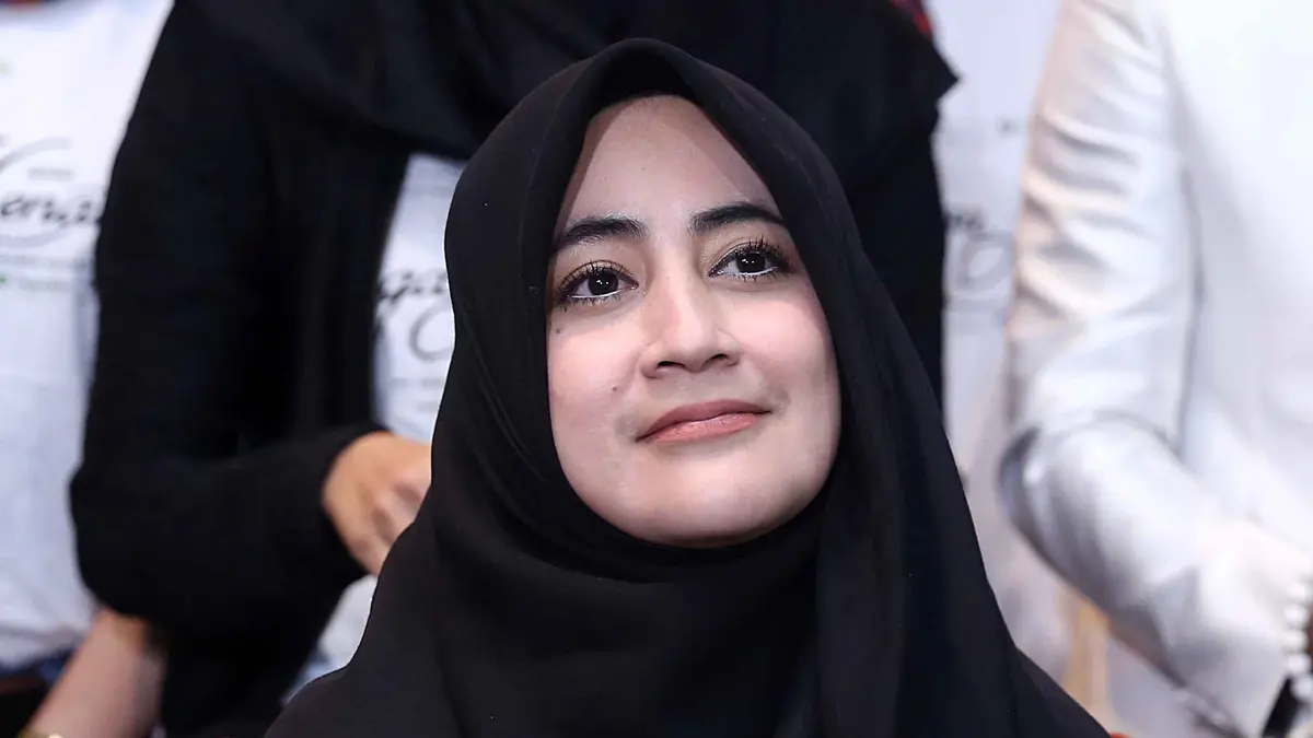 Seperti Umi Pipik, 2 Aktris Berhijab Ini Juga Pernah Tampil Seksi - Page 2  - Entertainment Fimela.com