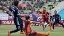 Kemelut di depan gawang Borneo FC pada laga Piala Jenderal Sudirman melawan Persela di Stadion Gelora Delta Sidoarjo, Sabtu (21/11/2015). (Bola.com/Vitalis Yogi Trisna)