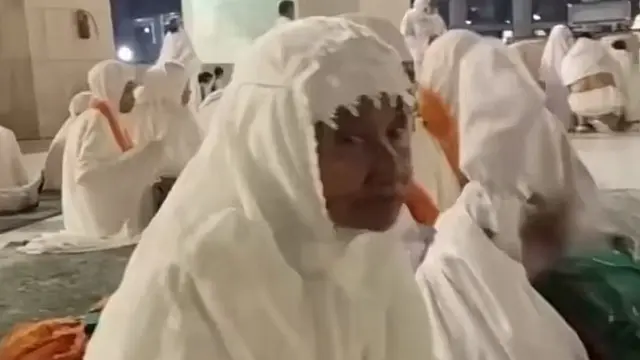 Rosimah Tuni digendong anaknya saat sa'i dari Bukit Shofa ke Marwah dalam ibadah haji