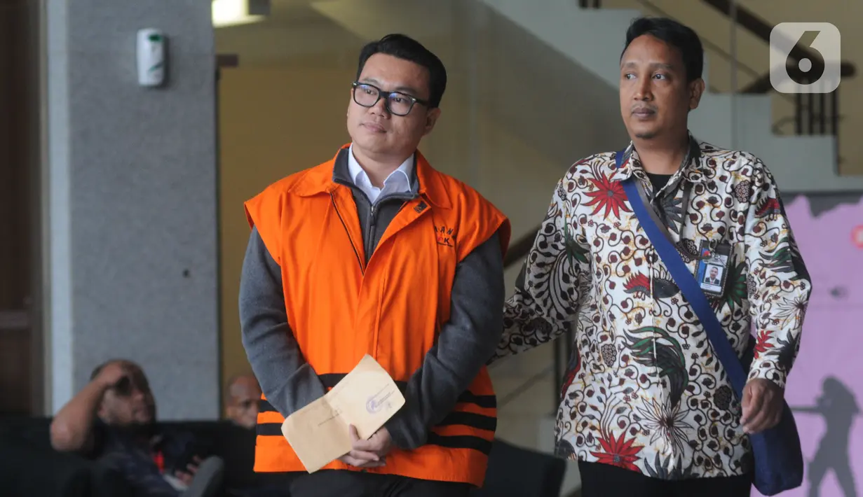 Direktur Utama Perum Perikanan Indonesia, Risyanto Suanda (kiri) usai menjalani pemeriksaan lanjutan oleh penyidik di Gedung KPK, Jakarta, Jumat (1/11/2019). Risyanto diperiksa sebagai tersangka terkait suap izin kuota impor ikan frozen pacific mackerel atau ikan salem. (merdeka.com/Dwi Narwoko)