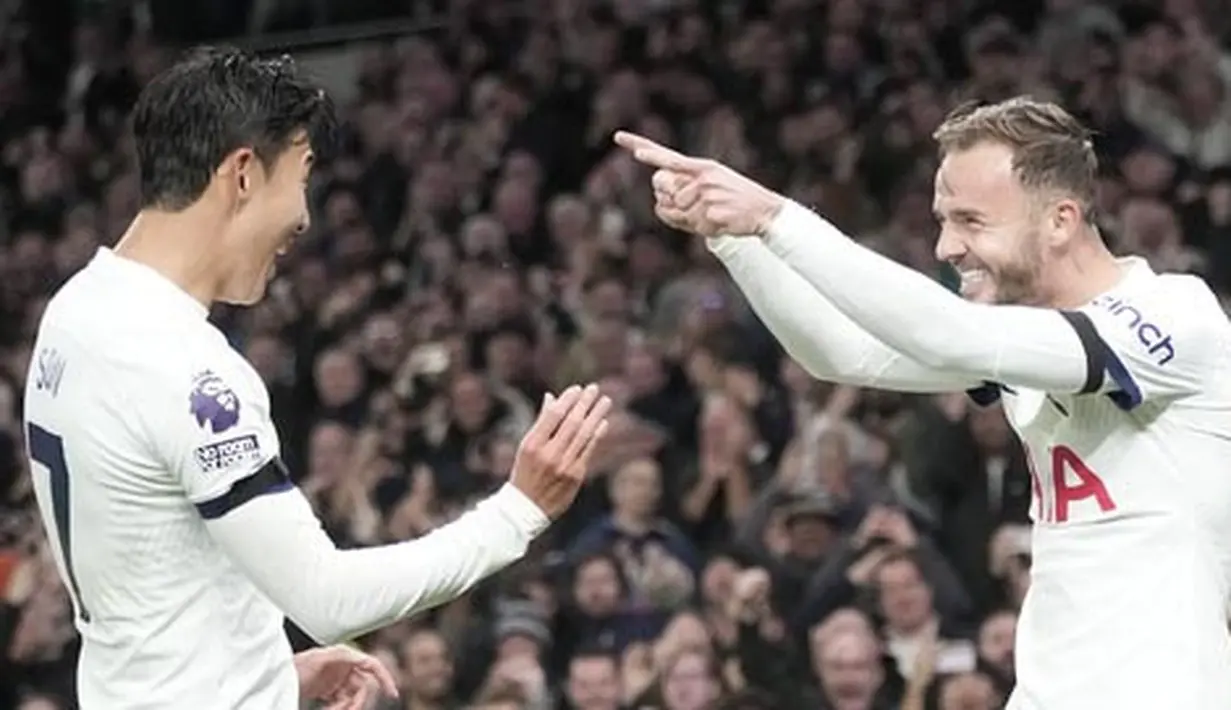 Pemain Tottenham Hotspur, Son Heung-min dan James Maddison merayakan gol ke gawang Fulham pada laga Liga Inggris di Stadion Tottenham Hotspur, Selasa (24/10/2023). Berkat hasil ini, Spurs dengan perolehan poin 23 kini berhak naik ke puncak klasemen, menggusur Manchester City, Arsenal, dan Liverpool sekaligus. (AP Photo/Kin Cheung)