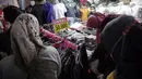 Warga memilih perlengkapan ibadah di Pasar Tanah Abang Blok A, Jakarta, Senin (4/4/2022). Penjualan busana muslim seperti mukena, kerudung, sajadah dan sarung mengalami peningkatan di bulan Ramadhan. (Liputan6.com/Faizal Fanani)