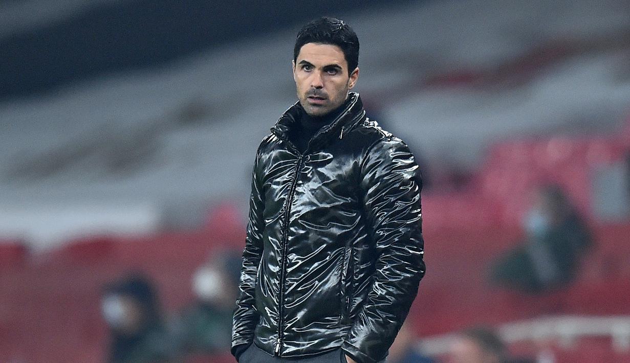Pelatih Arsenal, Mikel Arteta, memperhatikan pemainnya saat menghadapi Molde pada laga lanjutan Grup B Liga Europa 2020/2021 di Emirates Stadium, Jumat (6/11/2020) dini hari WIB. Arsenal menang 4-1 atas Molde. (AFP/Glyn Kirk)