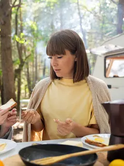 Anak picky eater kerap membuat orangtua khawatir, terutama ketika berada di tempat baru dengan pilihan makanan yang berbeda. Situasi ini bisa semakin menantang ketika rutinitas berubah dan anak merasa tidak familiar dengan lingkungan maupun makanan yang tersedia. (foto/dok: freepik)