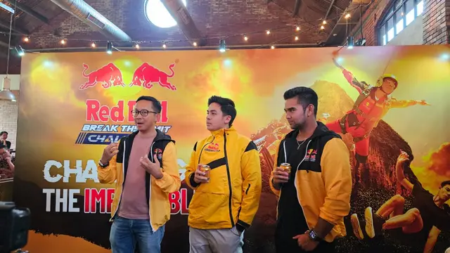 Dari kiri ke kanan: CMO PT Asia Health Energi Beverages Ricky Suhendar, YouTuber Jerome Polin dan atlet jet ski internasional Aero Aswar