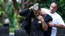 Ketua Umum Komite Olahraga Beladiri Indonesia (KOBI), Ardi Bakrie memasangkan jaket kepada perwakilan fighter saat konferensi pers mengenai pemberangkatan atlet MMA ke China yang berlangsung di Menteng, Jakarta Pusat, Senin (21/10/2024). (Bola.com/Bagaskara Lazuardi)
