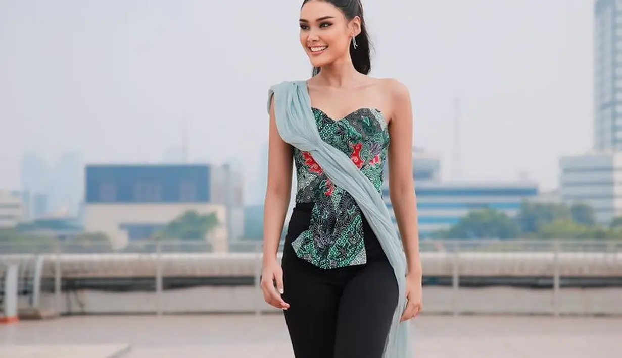 Pemegang gelar Miss Supranational ke-15 ini juga tampil elegan dengan atasan batik strapless dipadukan selendang hijau serta bawahan celana hitamnya. [@harashtata]
